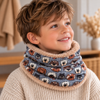 Garçon de 6 ans portant un snood bleu à motifs chiens avec intérieur doux beige