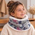 Fille portant un snood gris à motifs papillons et fleurs avec intérieur doux blanc