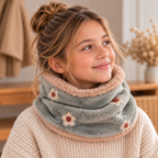 Fille portant un snood vert gris à fleurs avec intérieur doux beige