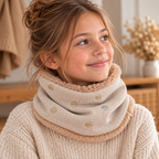 Fille d’environ 10 ans portant un snood beige à petits motifs dorés et argentés avec intérieur doux